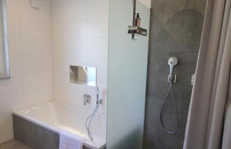 Großes Apartment mit Küche, Dusche, Badewanne, Balkon, Parkplatz vor dem Haus, ruhig gelegen, ADA4 - Foto 30