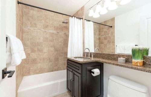 Updated 3BR, 3BA with Pool - Steps to Town - Foto 17