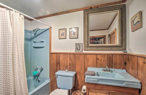 Berkshire Riverfront Ski Cabin Close to Hiking! - Foto 18