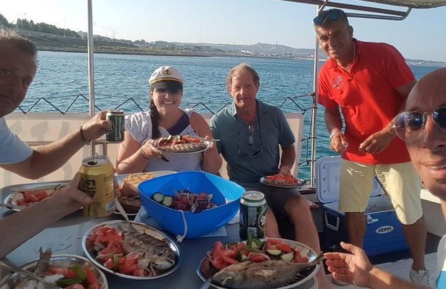 Paseo en barco de pesca con pescador profesional (grupo pequeño) - Foto 11