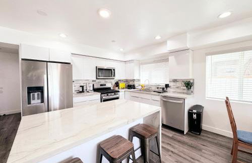 Cozy 3 BR Townhouse with Balcony - Photo 6