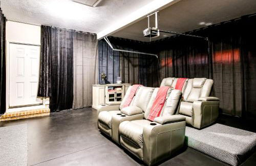 Stylish Hephzibah Home with Fire Pit and Theater Room! - Foto 25