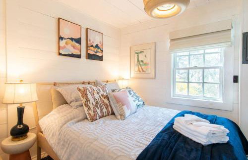 Seaside Retreat w Private Beach Landing - Foto 12