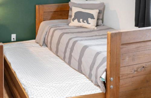 Walk to GC Train Depot and Route 66, king beds, game room, BBQ, firepit - Photo 19