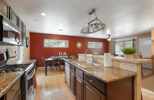 Arvada home w hot tub & BBQ - Photo 1