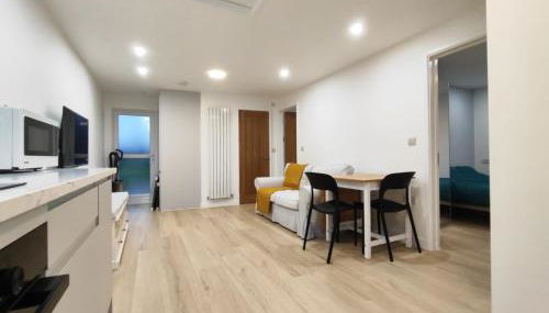 2 Bed Chippenham House with Parking - Photo 5