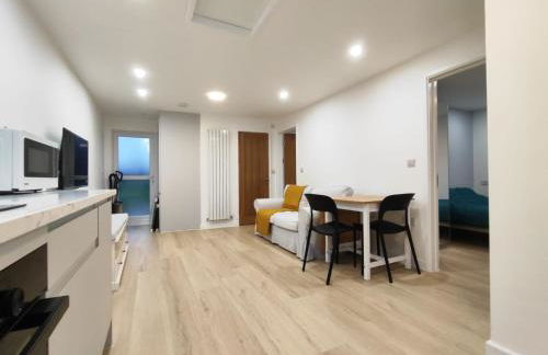 2 Bed Chippenham House with Parking - Foto 5