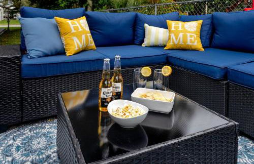 Walk to Downtown - 7min to beach - King bed & Free parking - Foto 31