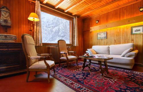 MontBlanc Alpine Ski & Sauna Retreat - Happy Rentals - Photo 9