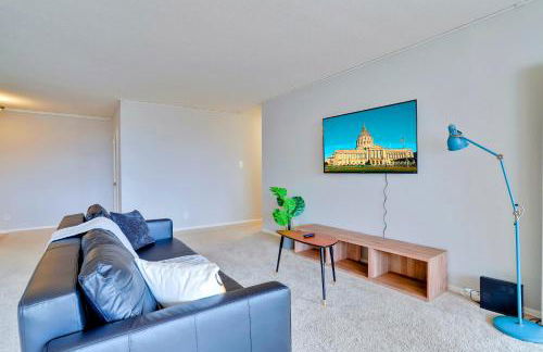 Group-Friendly Stay Near Metro - Foto 10