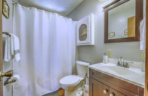 Peak-a-Blue Cabin - Watch Movies from Hot Tub, Mountain View, Bigfoot Bunker Game Room, Fire Pit, Oversized Deck, Screened-in Porch - Foto 17