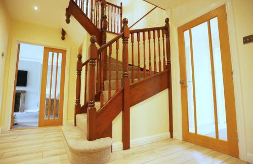 Is Y Coed Place By N And N Stays Ltd, Spacious 5 bed house in Wenvoe Cardiff, With Free Private Parking, Garden and WIFI - Photo 43