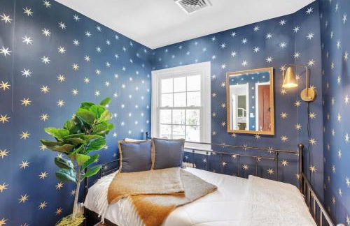 Sojourn Old Town Perfection with Fire Pit and Parking - Foto 13