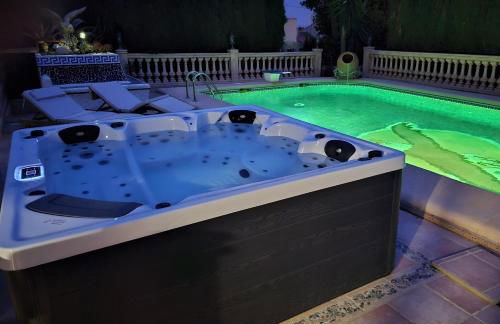 Luxury Villa - pool, hot tub, aircon, TVs, home cinema, office, Gbit Internet, sports equipment - Foto 6