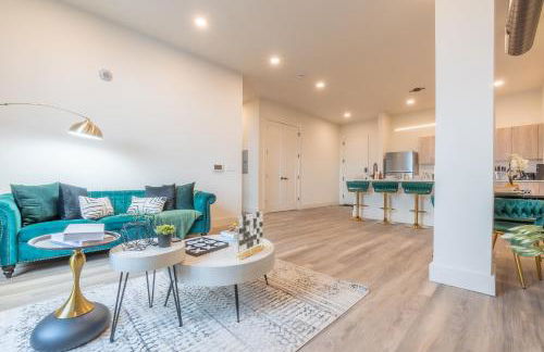 Emerald Escape, Free Parking, 2 Bath, Sleeps 8 Near American Dream and The Airport, King Bed and 2 Queen Beds, Washer and Dryer - Foto 16