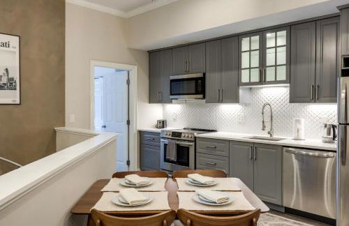 Walk to OTR! Hot Tub and Movie Room at Cincy Condo - Foto 10