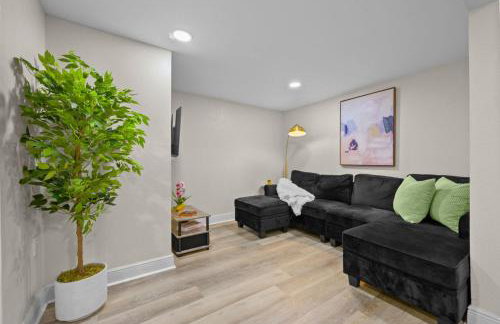 Cozy 2BR Retreat w/ Outdoor Deck - Photo 8