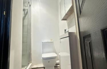 Spacious 3-Bedroom House with Fast Wi-Fi & Free Parking - Foto 7