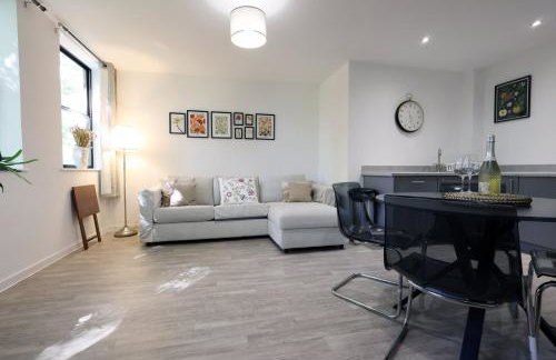 Modern Comfort Near Castle St with WiFi & Parking! - Foto 10