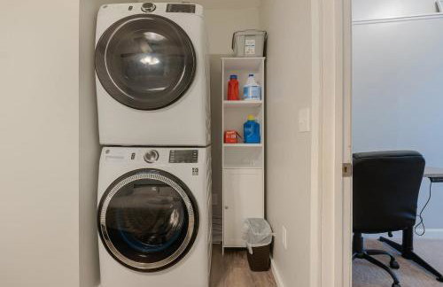 Lakefront Home with Private Beach Access & Hot Tub - Foto 53