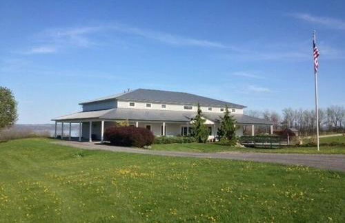 Anthony Beach - Seneca Lakefront Retreat w Covered Dock Lounge Area - Hot Tub & Fire Pit - Pets OK - Foto 16