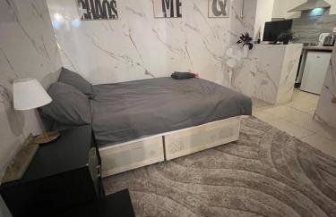 Self Contained Studio - Belinda Road - Foto 1