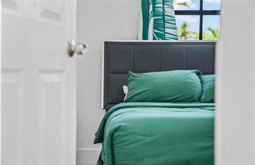 Luxury Vacation House in Miami’s Center! - Photo 22