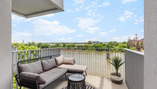 River View High-End Condo with Private Patio and FREE Parking - Foto 5
