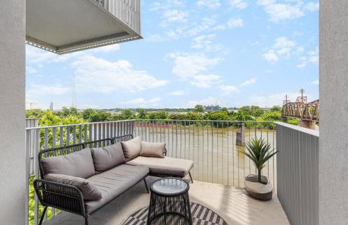 River View High-End Condo with Private Patio and FREE Parking - Foto 5