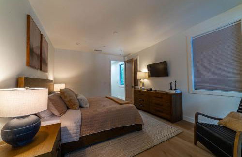 Spectacular New 4BR Townhome: Garage, Jacuzzi, BBQ - Photo 21