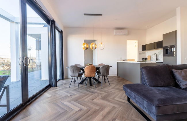 Cozy Villa With Lakeside Views - Photo 27