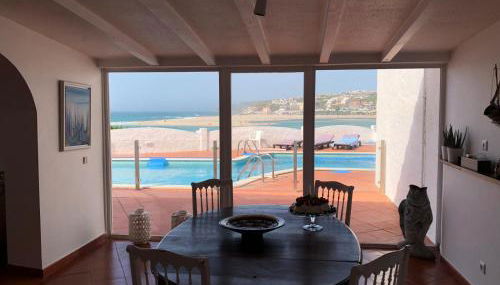 Beachfront Villa with Private Beach Access, Ocean Views, Pool, - Foto 2