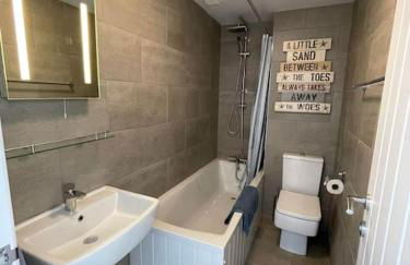 Whispering Waves in Porthtowan, Beachfront Apartment - Photo 15