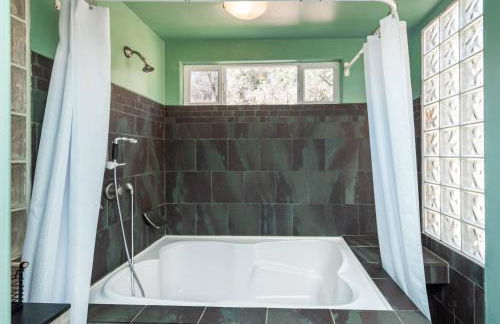 Your Spacious Escape: Creek, Pool, Sauna, Hot Tub - Foto 32