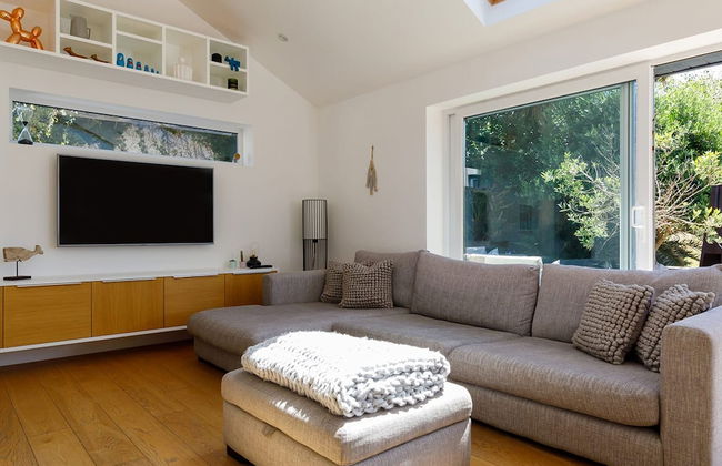 Gorgeous Home for 12 - Walk to Beach - Sea View - Photo 13