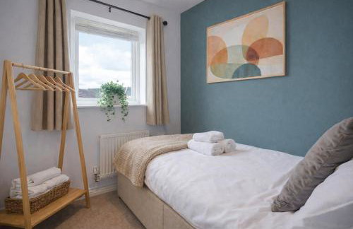 Stylish 3 Bedroom House - Excellent Location - Free Parking, Garden, Fast Wifi, Work Space and Self-Check-In by Yoko Property - Foto 9