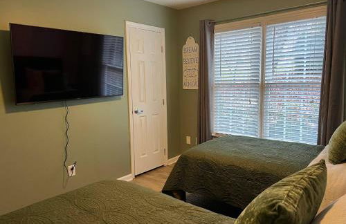 3 BR w/ King Bed, Standing Desk, Ping Pong, Arcade - Foto 27