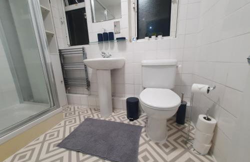 Bright Modern & Spacious 2-Bedroom Apartment - Opposite Penge East Station - 15 mins to Central London! - Foto 15