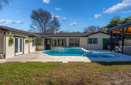 Relaxed Luxury Pet Friendly Home with Pool and Backyard Lounge in San Antonio, TX - Foto 50