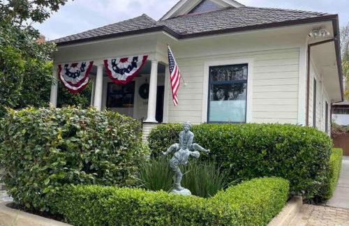 Upscale Downtown Home Walk to Beach shops Bars 2 - Photo 25