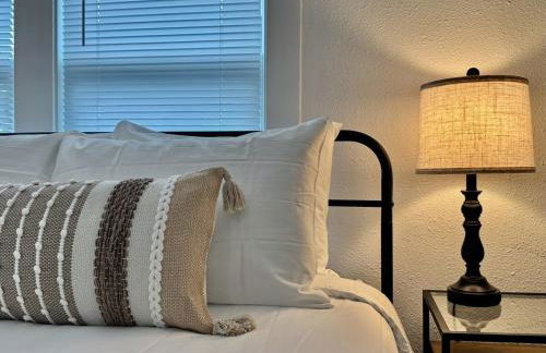 A Calm, Stylish Retreat - Steps to Lake, Downtown, and Surf District - Foto 31