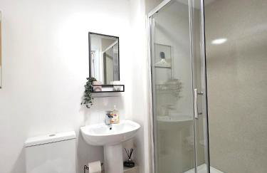 Stunning One Bed Flat at Dawe Luxury Suites - An Entire Apartment near Ely Cathedral & Train Station - The Perfect Base to Explore Ely, Cambridge, Norfolk & London - 2 Guests Max - Photo 8