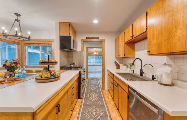 Westlake Cabin by Avantstay Hot Tub, Near Skiing, Walk to Restaurants & Lake! - Foto 13