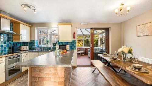 Spacious 5-Bedroom Home, Accommodates 10, Fast Free Wi-Fi & Parking Included - Foto 3