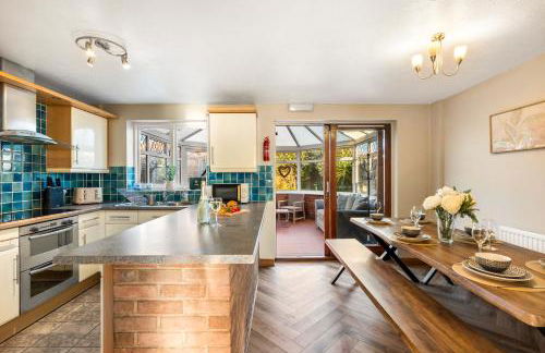 Spacious 5-Bedroom Home, Accommodates 10, Fast Wi-Fi & Parking Included - Foto 2