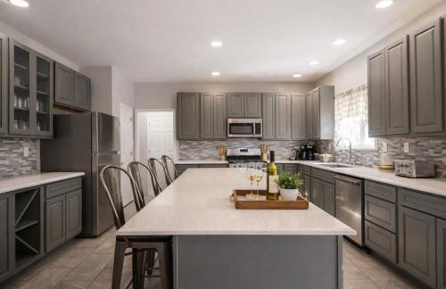 Backyard Oasis - 5BR - Hot Tub - 2 Fire Pits - Game Room - Photo 5