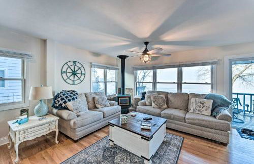 Lakefront Home with Gorgeous Sunsets, Kayaks, and Pier - Foto 1