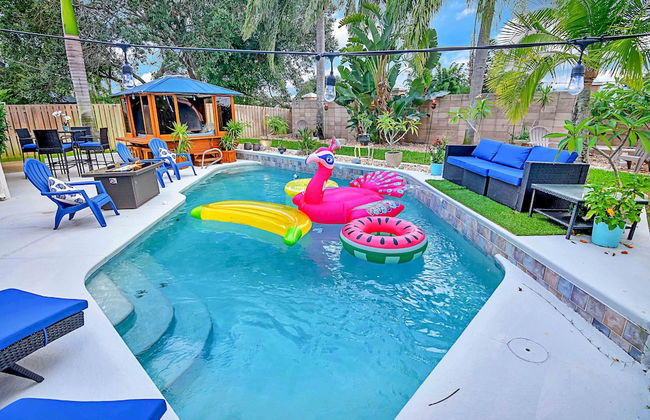 Urban Oasis W/hot Tub, Heated Pool And Private Movie Theater 2 Bedroom Home by RedAwning - Foto 1