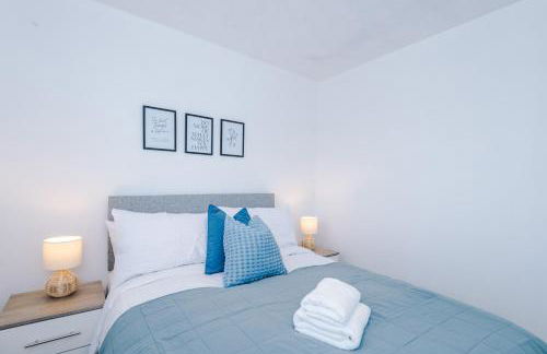 4BR Home for 8, Full Kitchen, Parking, WiFi in Northwich - Photo 21