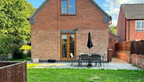 2-Bed House - Sleeps 6 - Garden Parking Wifi - Foto 5, Garden, Garden view, furniture